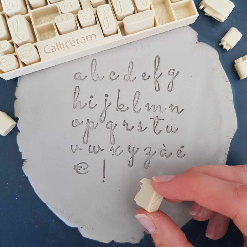 tampon alphabet pour argile cursive