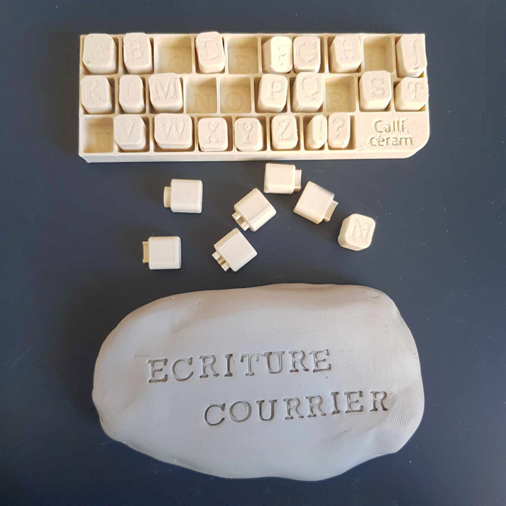 tampon alphabet courrier argile