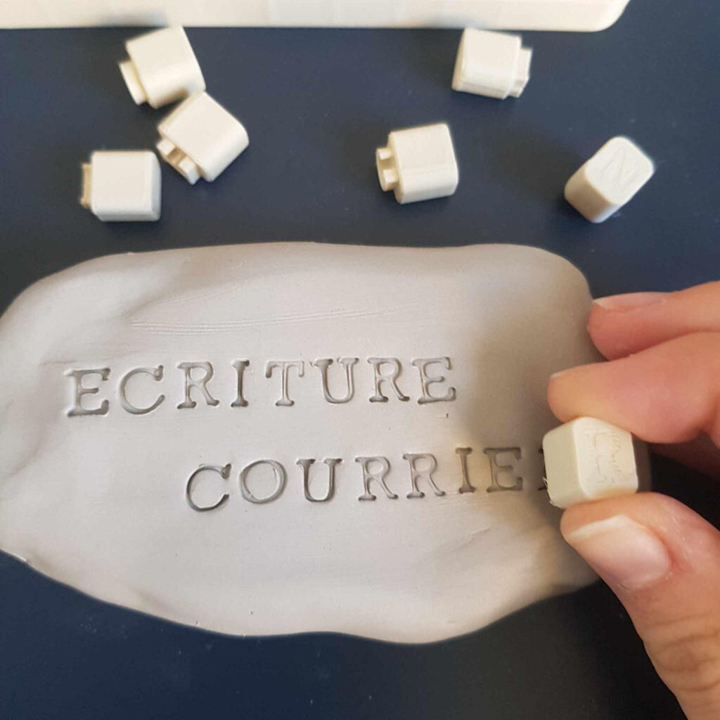 tampon alphabet courrier argile