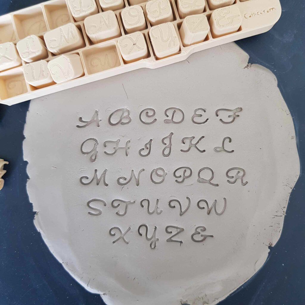 tampon alphabet pour argile cursive