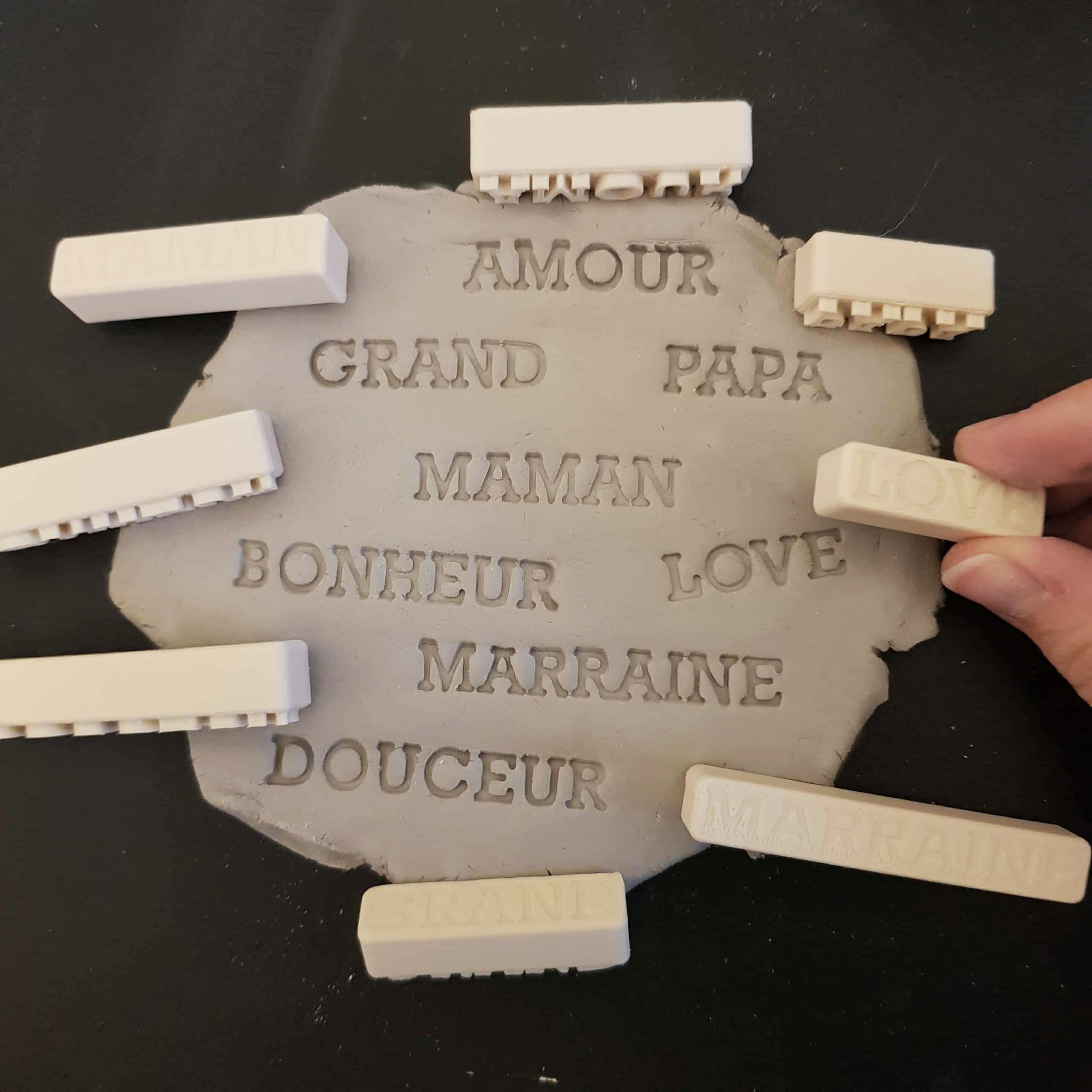 mots courrier tampon poterie